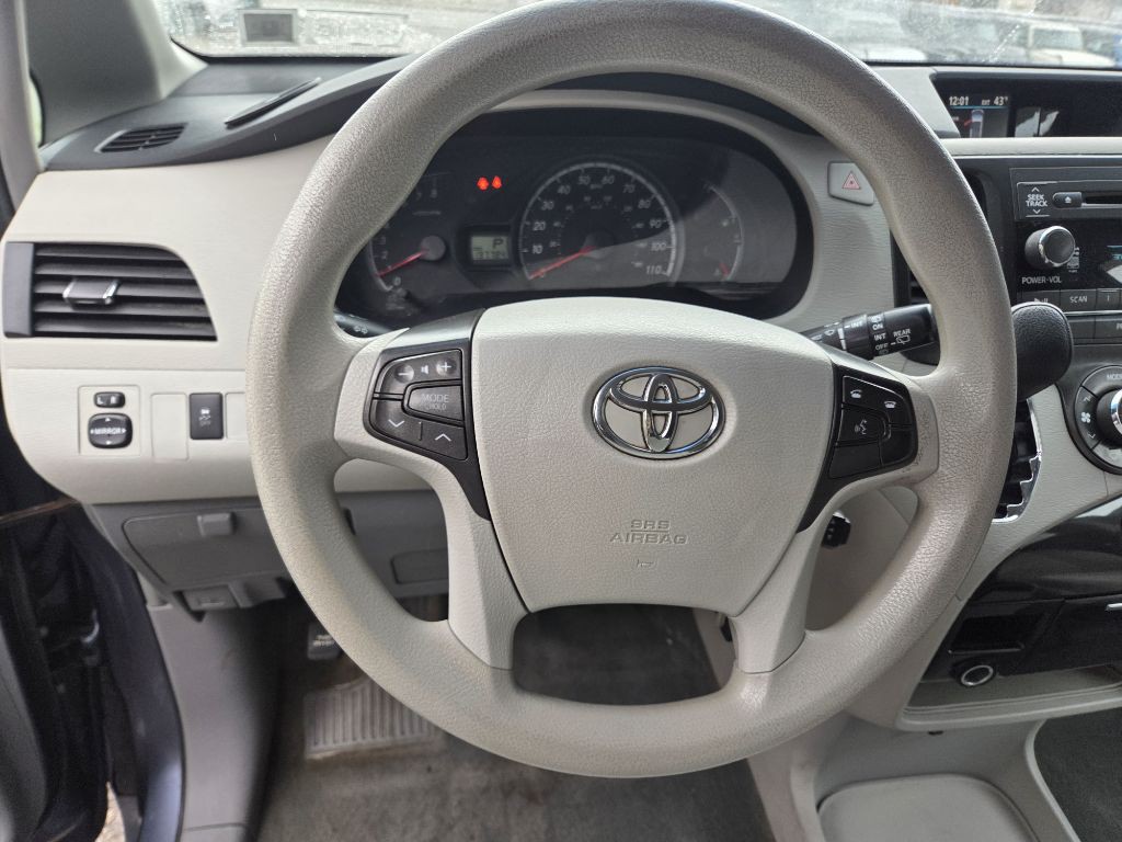 2014 Toyota Sienna Image 13