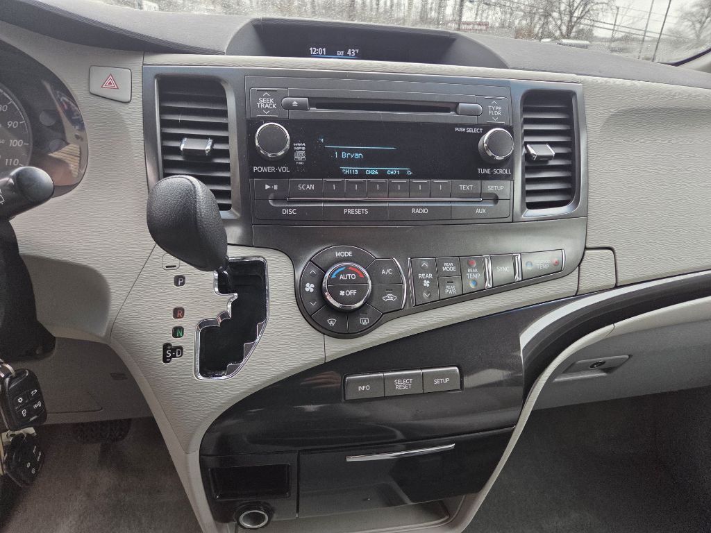 2014 Toyota Sienna Image 14