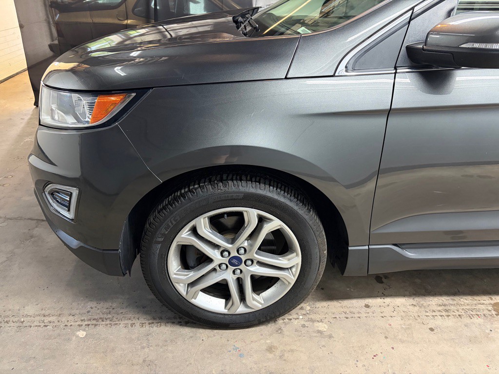 2017 Ford Edge Image 2