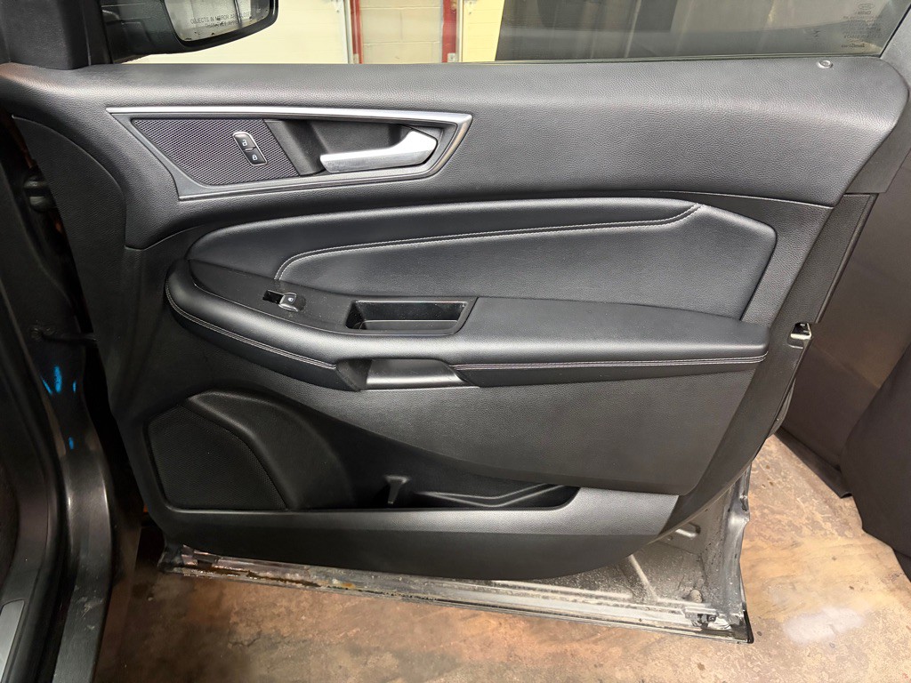 2017 Ford Edge Image 30