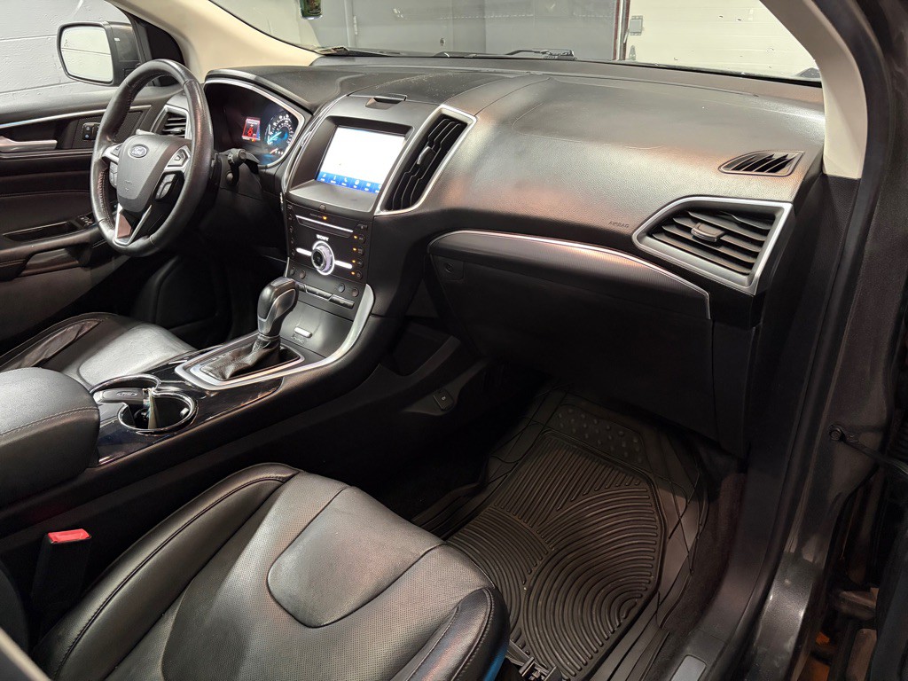 2017 Ford Edge Image 32