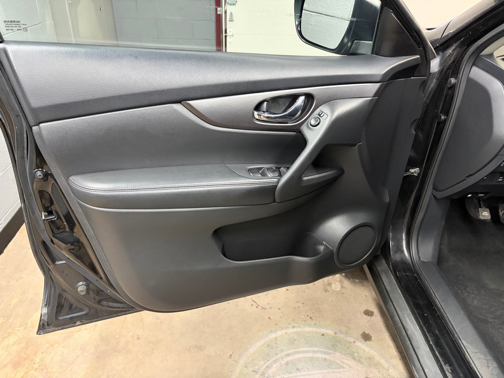 2016 Nissan Rogue Image 16