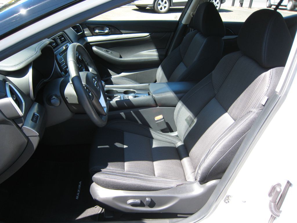 2017 Nissan Maxima Image 10