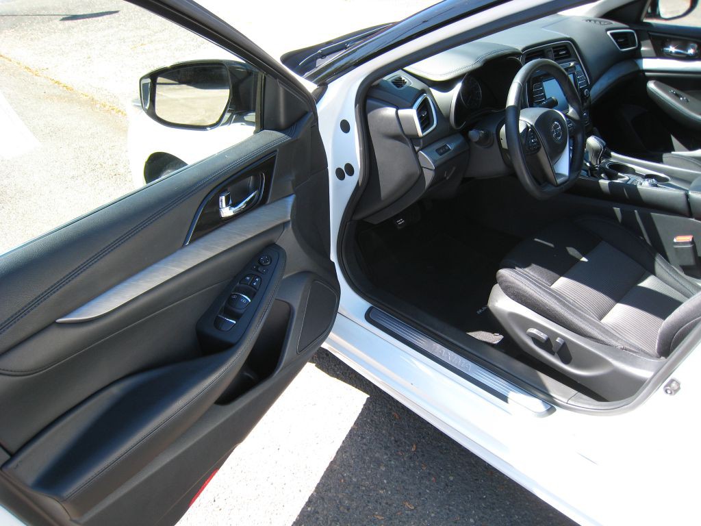 2017 Nissan Maxima Image 12