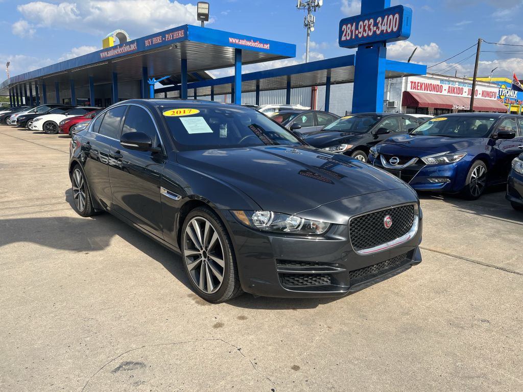 2017 Jaguar XE Image 1