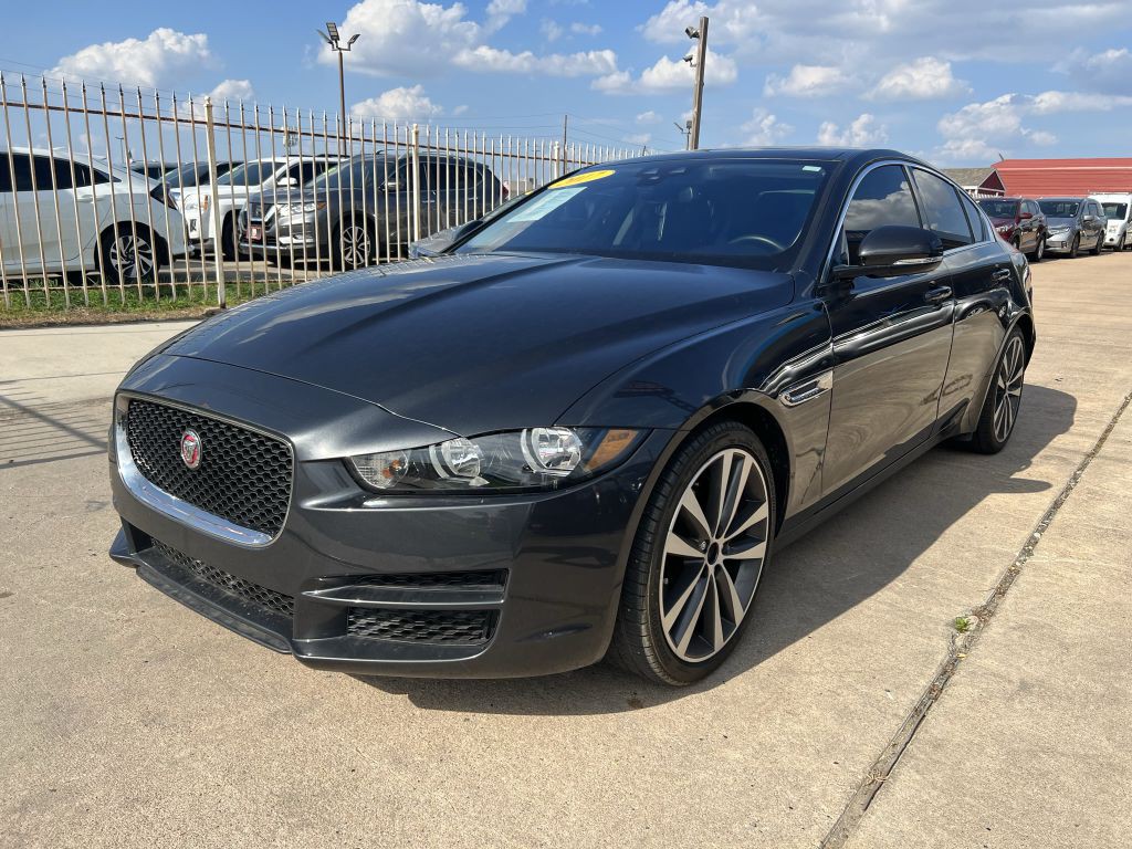 2017 Jaguar XE Image 3
