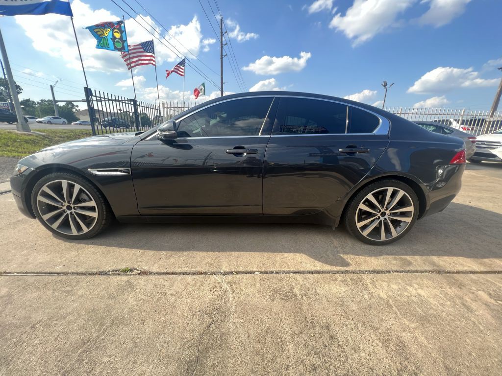 2017 Jaguar XE Image 4