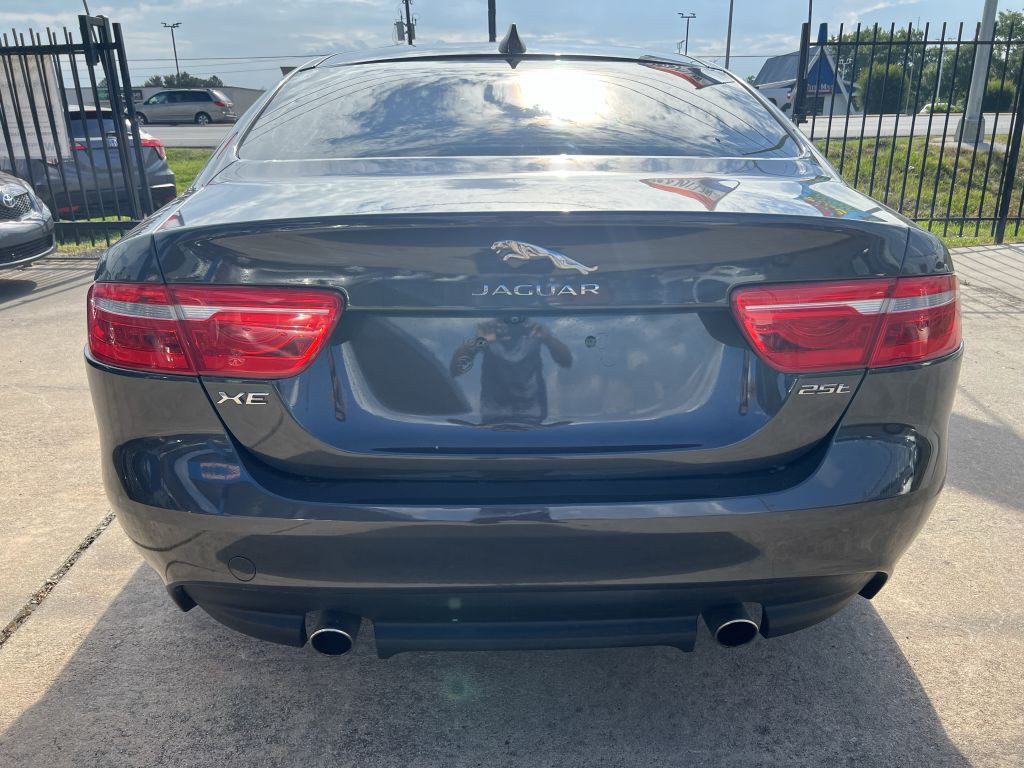 2017 Jaguar XE Image 6