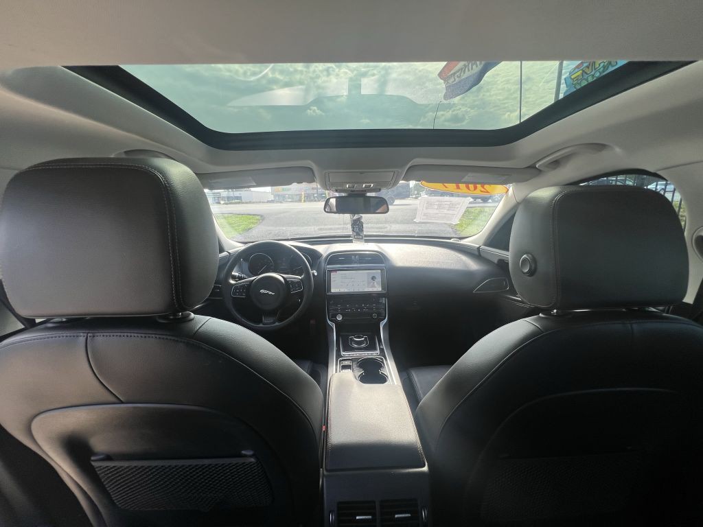 2017 Jaguar XE Image 13