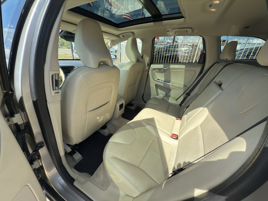 2016 Volvo XC60 Image 14