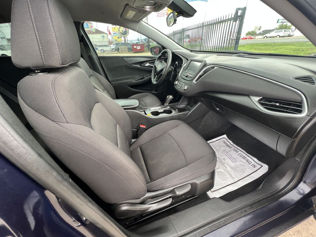 2017 Chevrolet Malibu Image 9