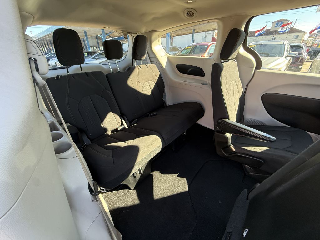 2017 Chrysler Pacifica Image 11