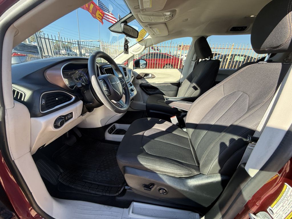 2017 Chrysler Pacifica Image 18