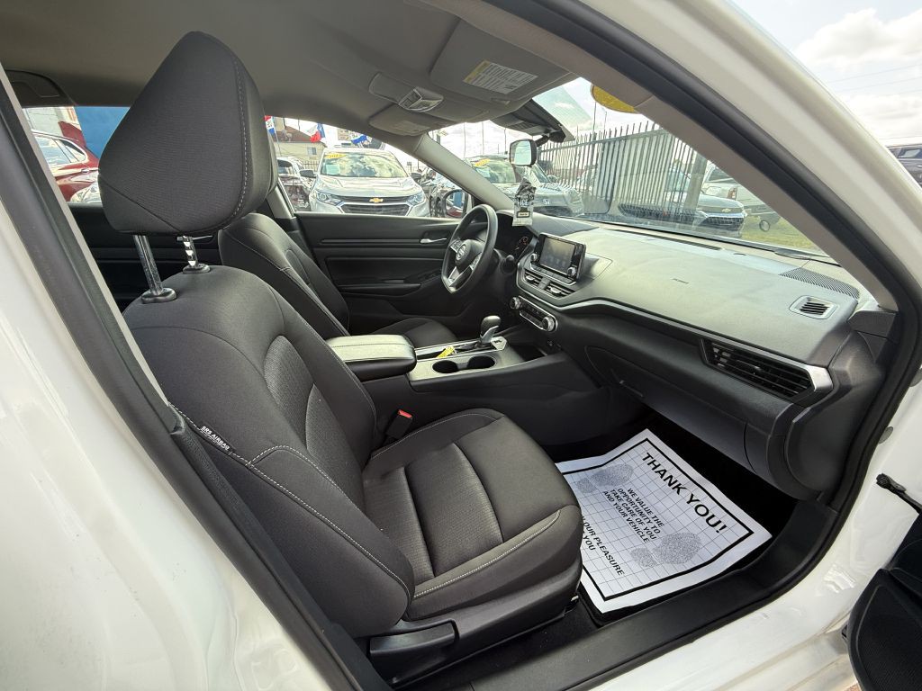 2022 Nissan Altima Image 9