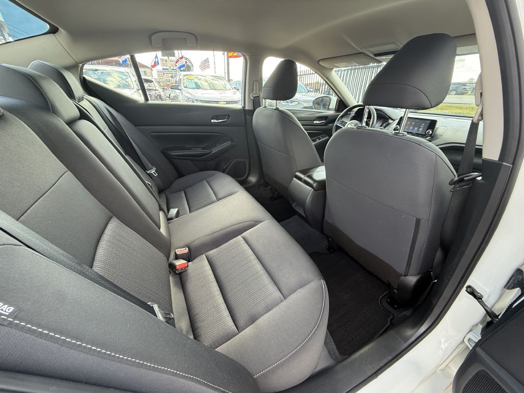 2022 Nissan Altima Image 10