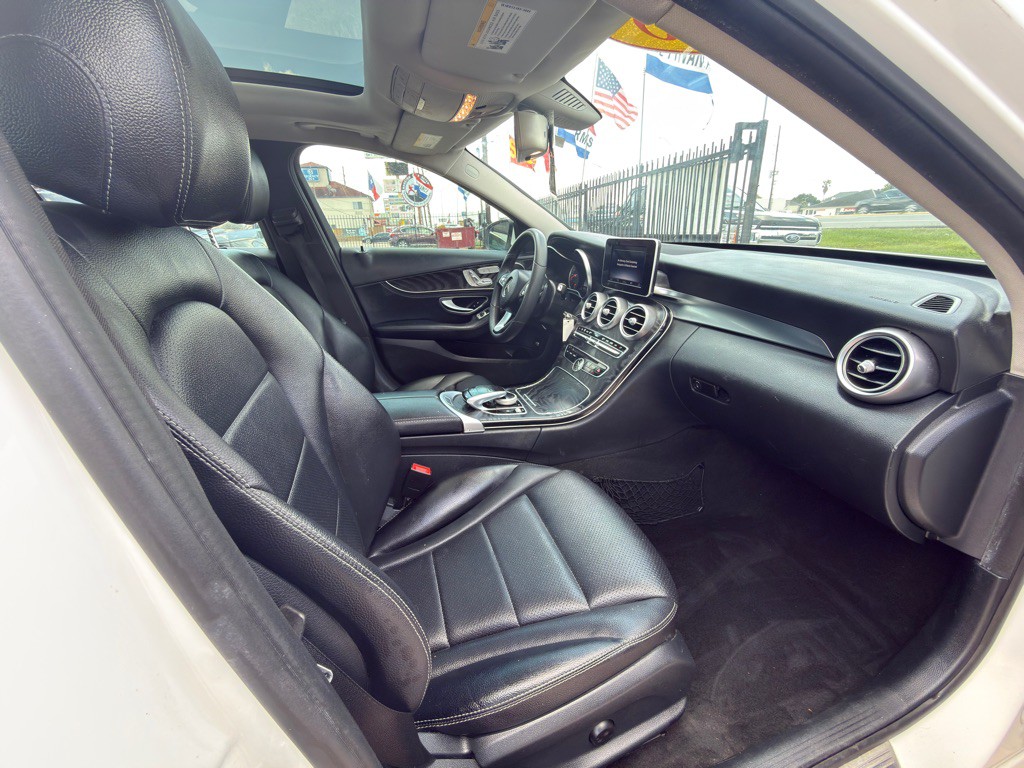2015 Mercedes-Benz C-Class Image 9