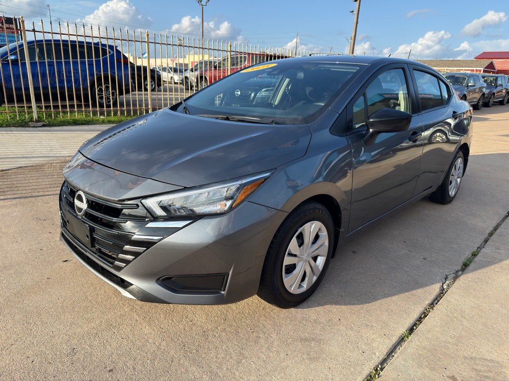 2025 Nissan Versa Image 3