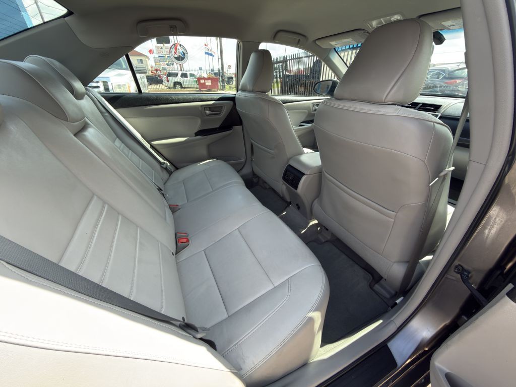 2017 Toyota Camry Image 10