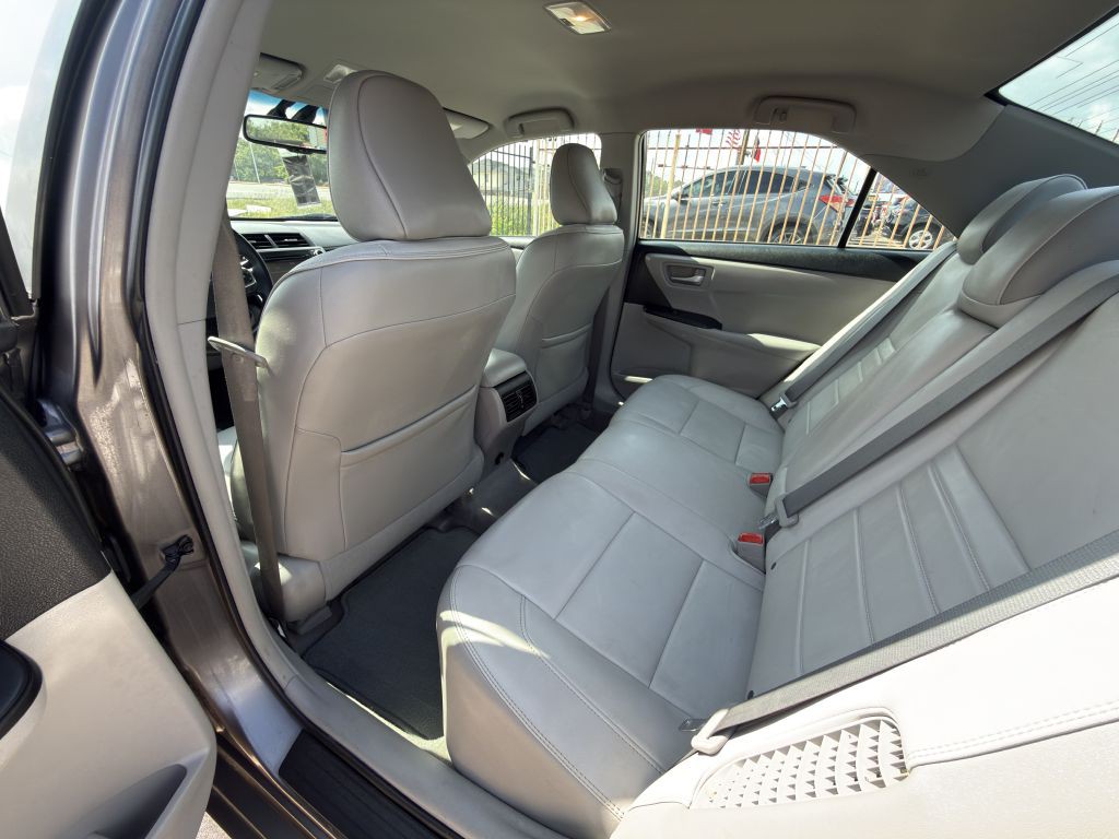 2017 Toyota Camry Image 12