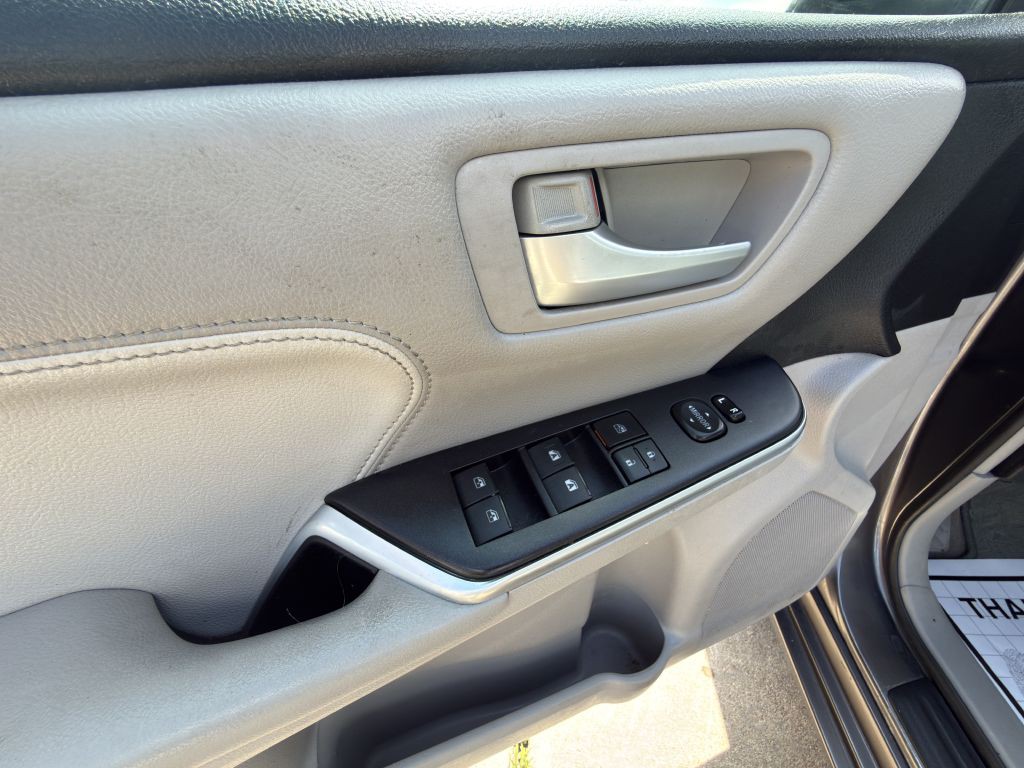 2017 Toyota Camry Image 15