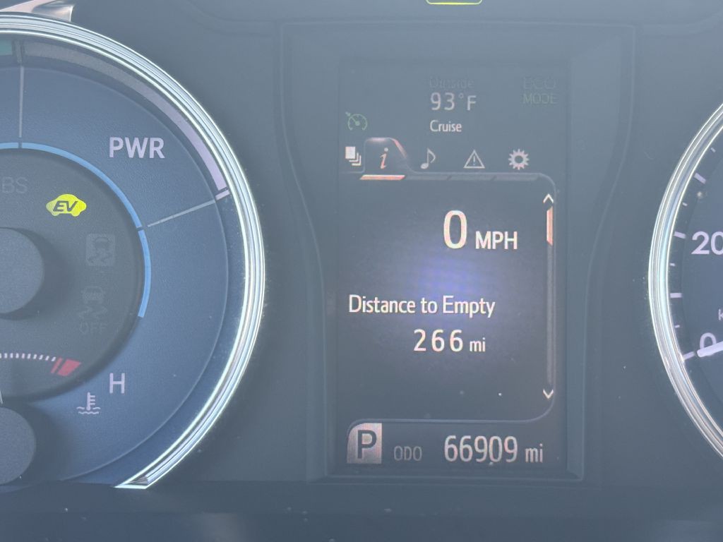 2017 Toyota Camry Image 18
