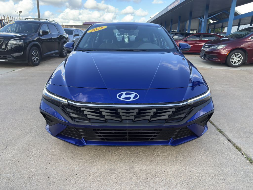 2025 Hyundai Elantra Image 2