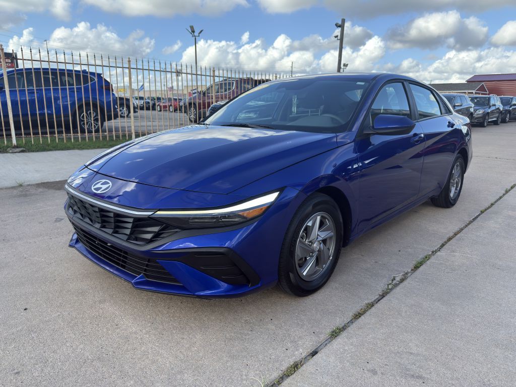 2025 Hyundai Elantra Image 3