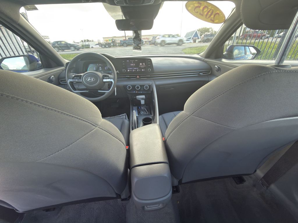 2025 Hyundai Elantra Image 12