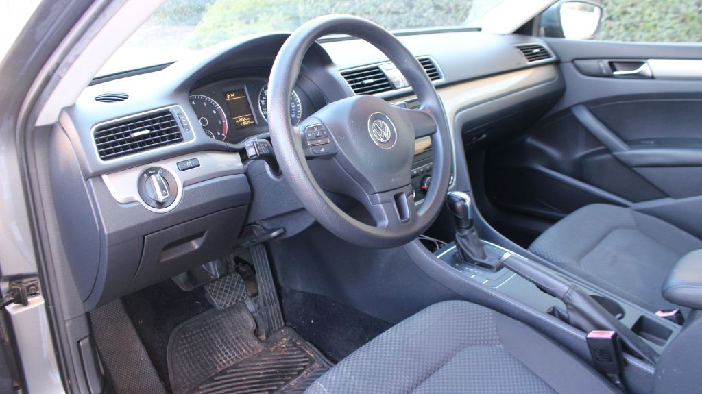 2013 Volkswagen Passat Image 17