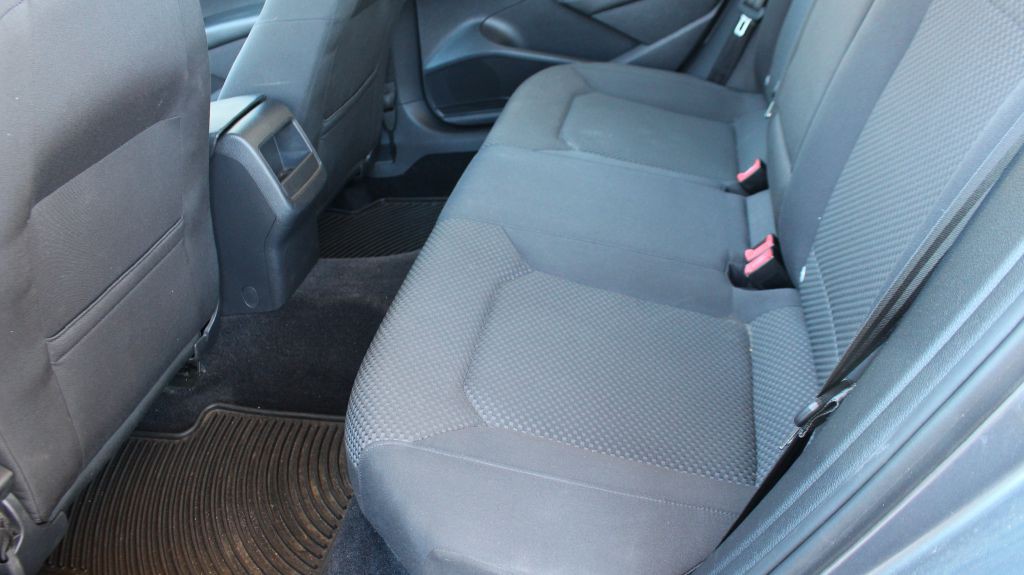 2013 Volkswagen Passat Image 19