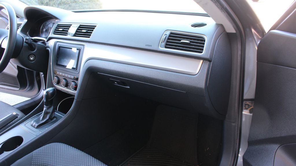 2013 Volkswagen Passat Image 23