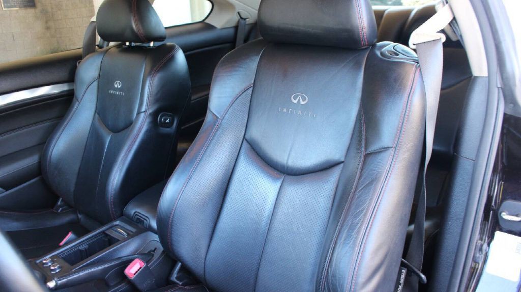 2011 INFINITI G37 Image 2