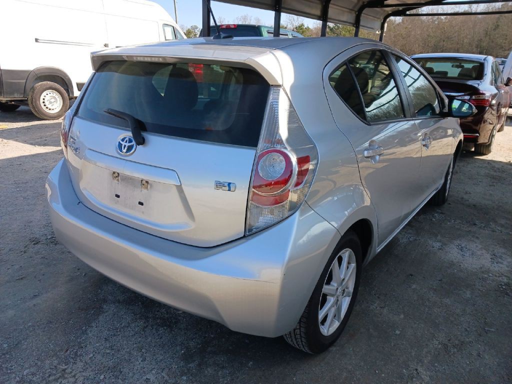 2013 Toyota Prius Image 2