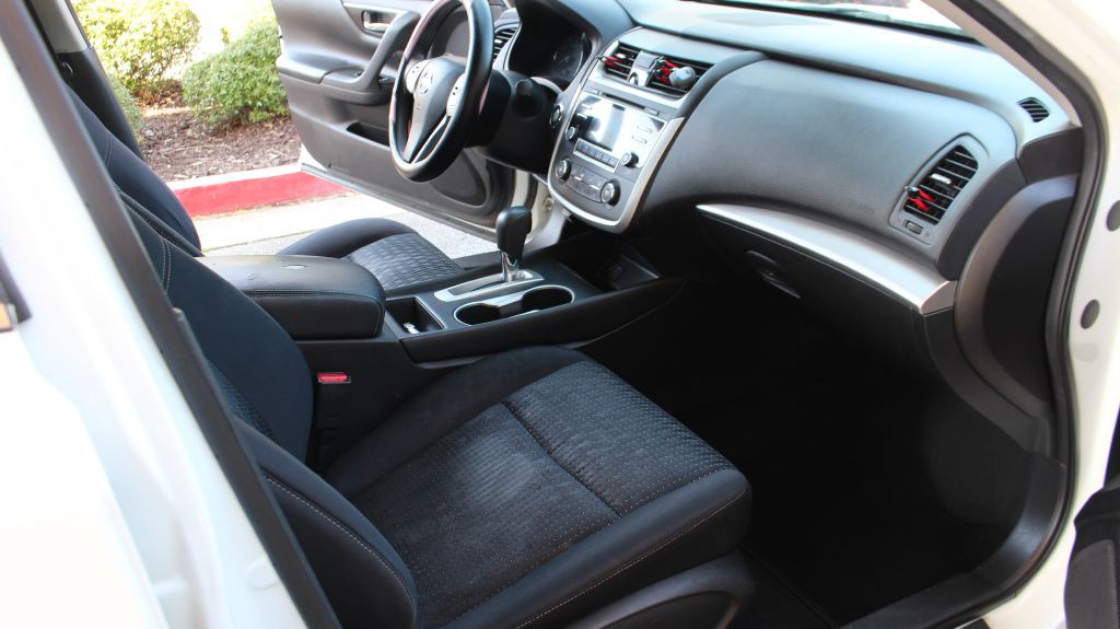 2016 Nissan Altima Image 19