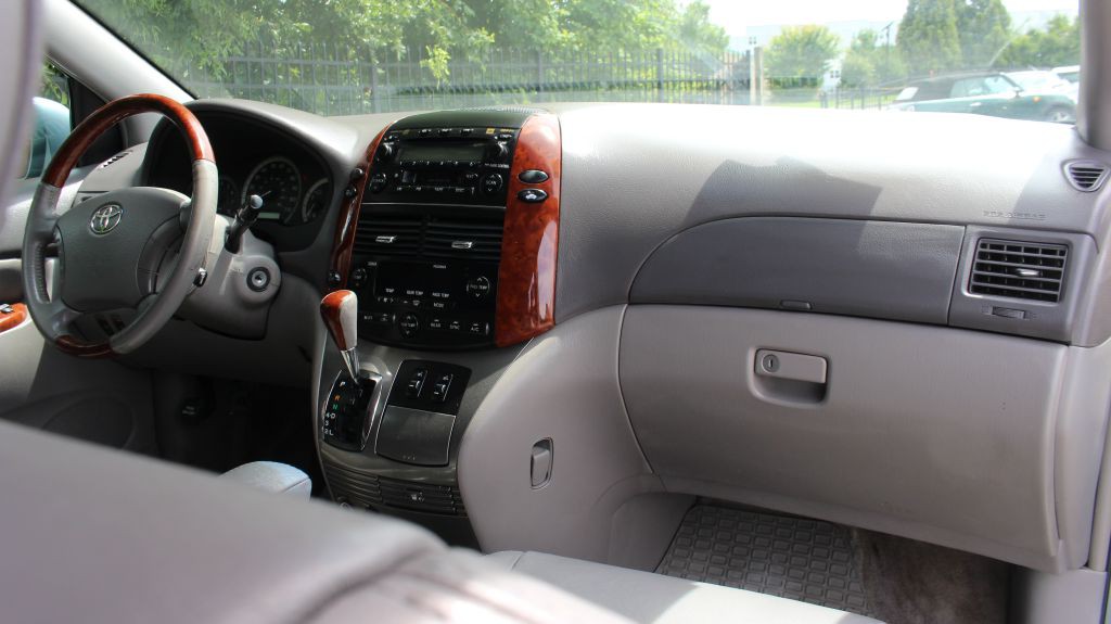 2005 Toyota Sienna Image 14
