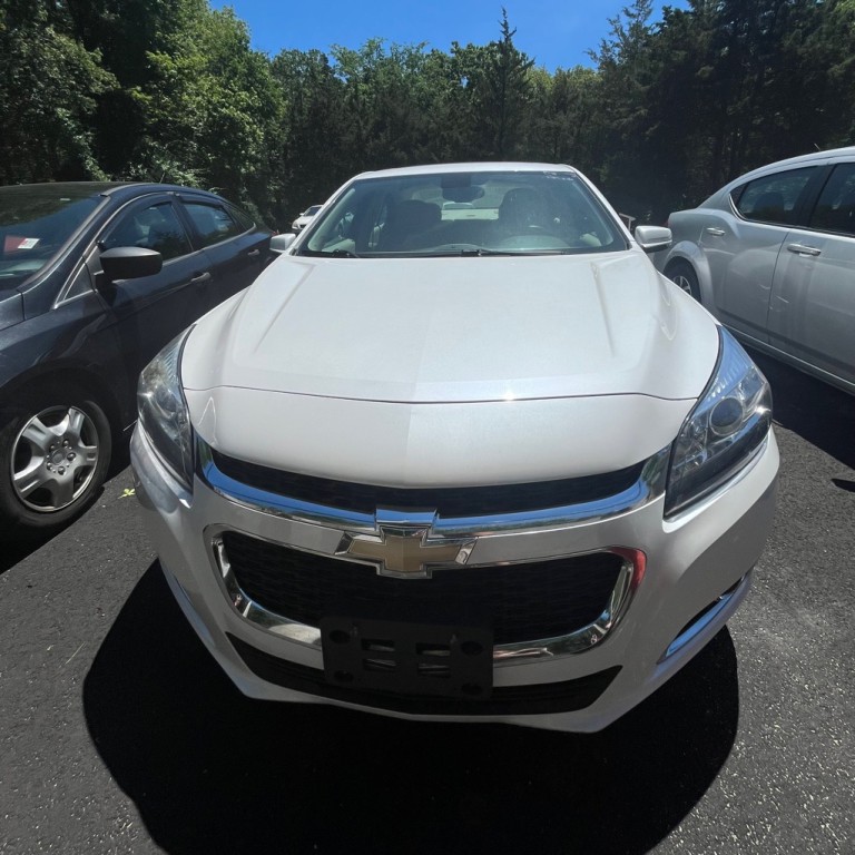 2016 Chevrolet Malibu Image 2