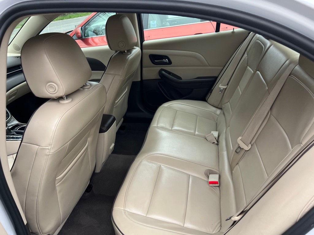 2016 Chevrolet Malibu Image 9