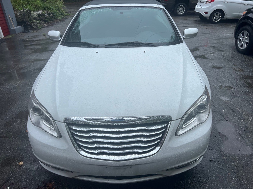 2011 Chrysler 200 Image 3