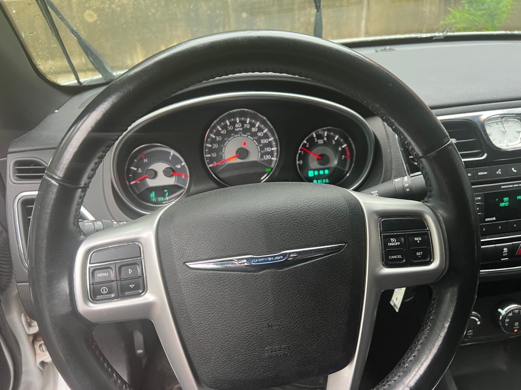 2011 Chrysler 200 Image 8