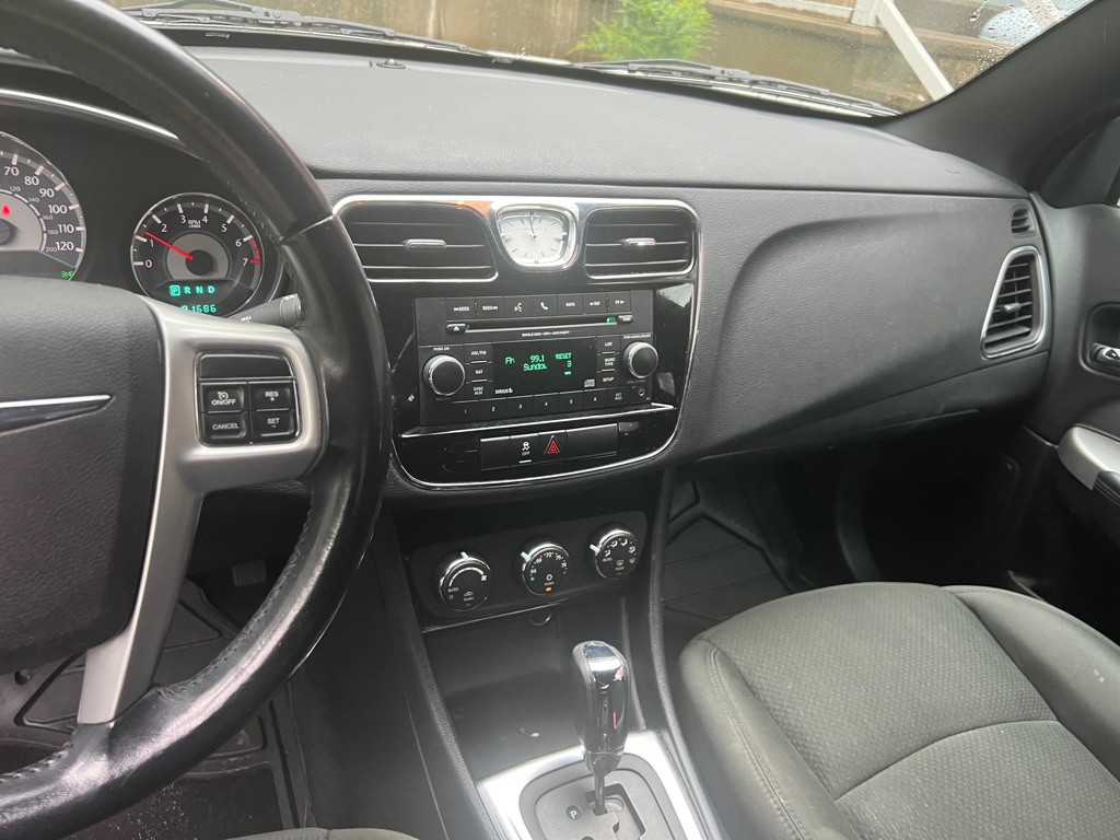 2011 Chrysler 200 Image 9