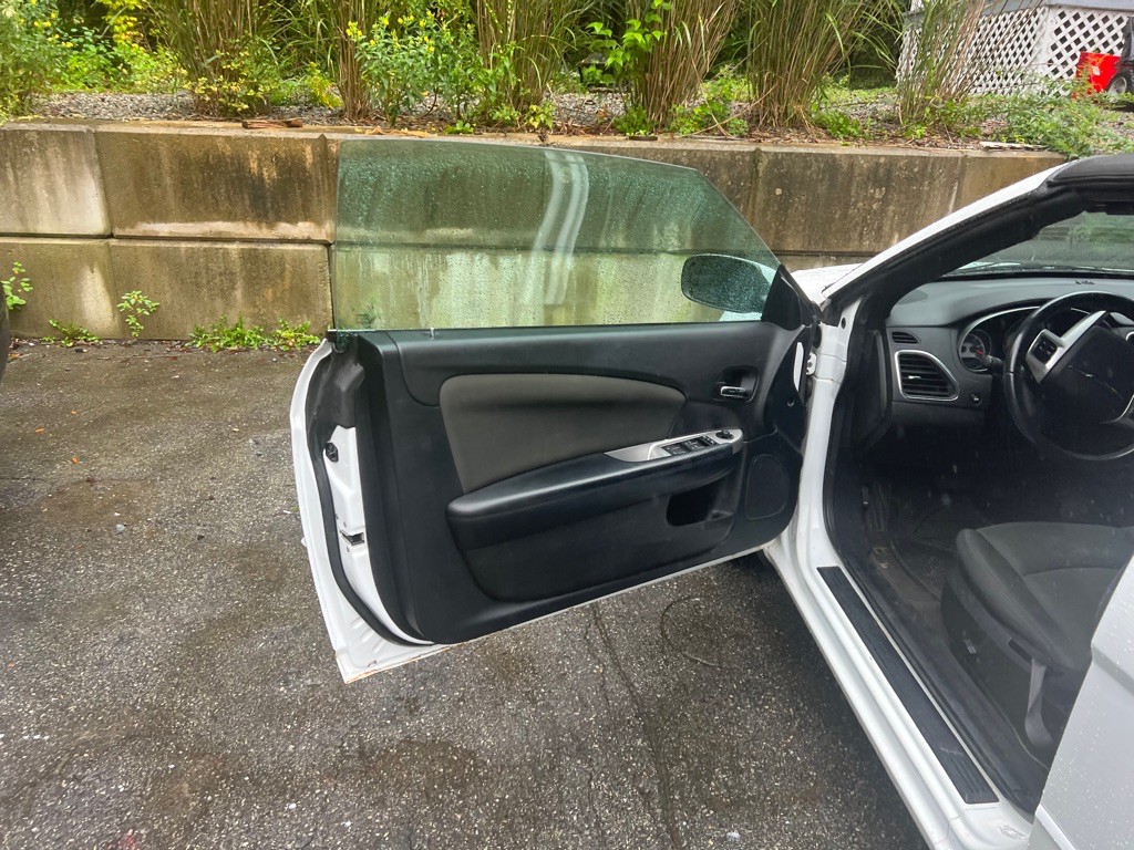 2011 Chrysler 200 Image 10