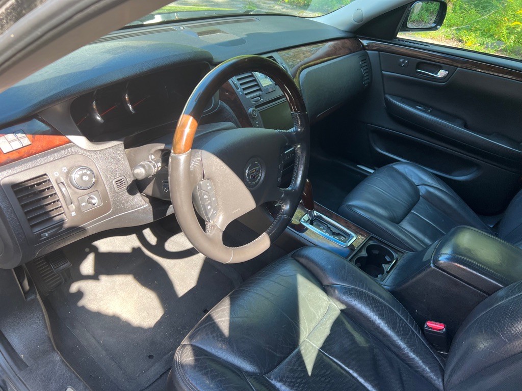 2011 Cadillac DTS Image 4