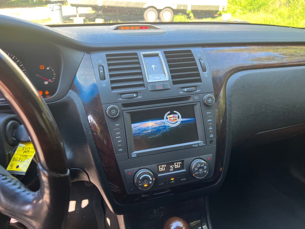 2011 Cadillac DTS Image 12