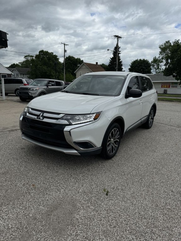 2018 Mitsubishi Outlander Image 2
