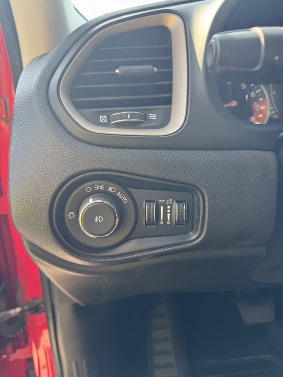 2015 Jeep Renegade Image 24