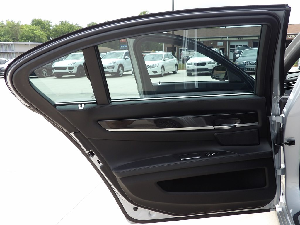 2015 BMW 7 Series Image 25