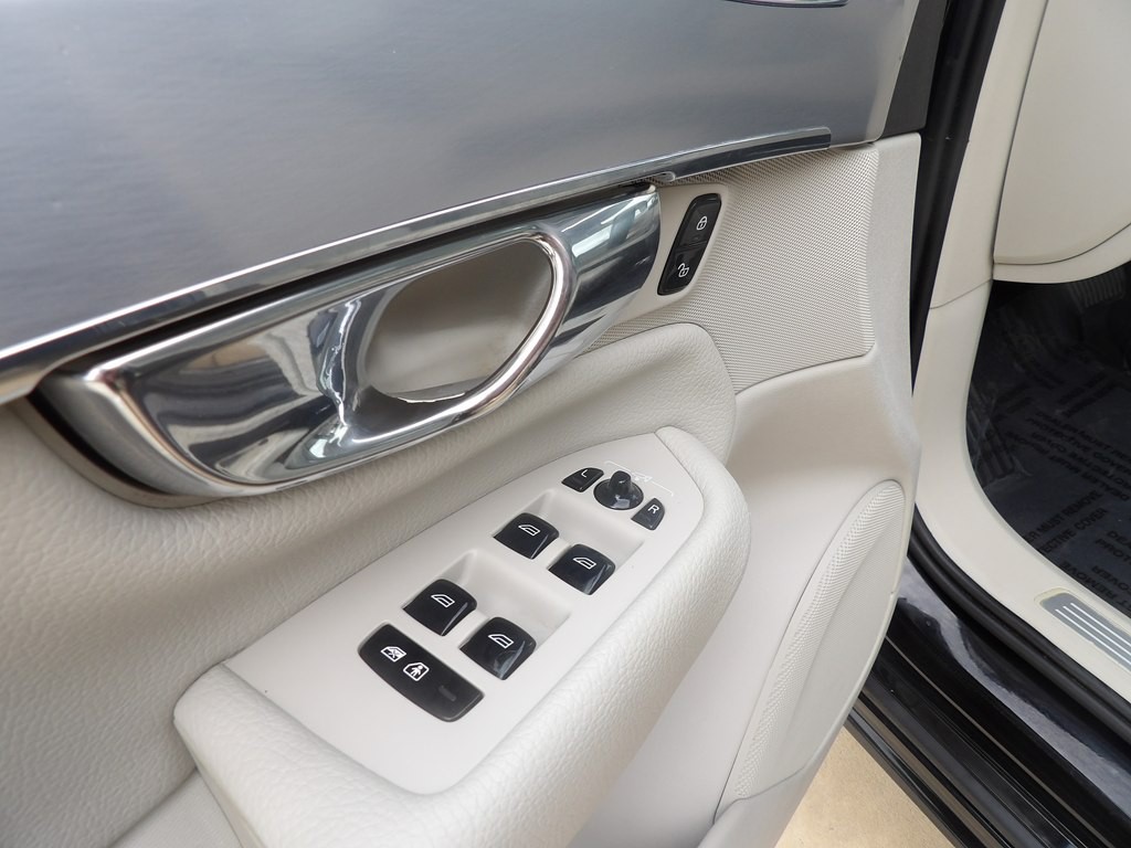 2017 Volvo XC90 Image 9