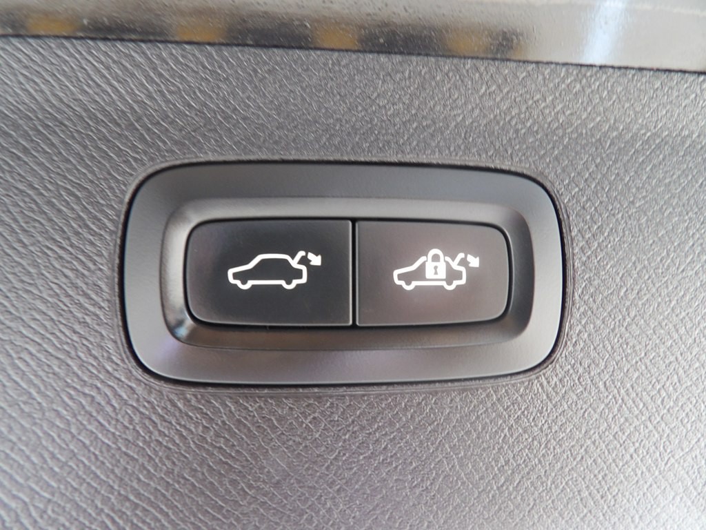 2017 Volvo XC90 Image 32
