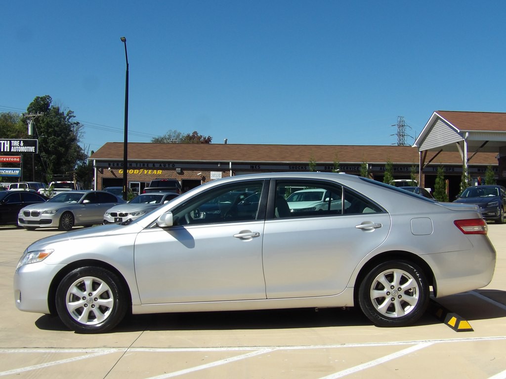 2011 Toyota Camry Image 2