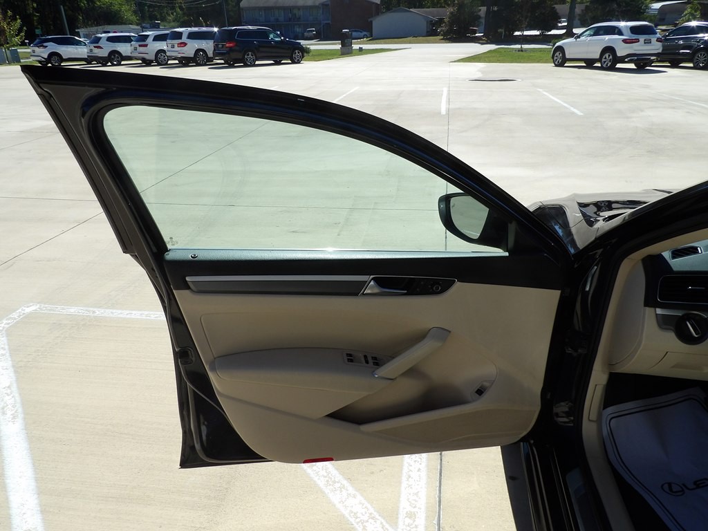 2017 Volkswagen Passat Image 13